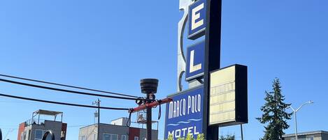 Un letrero de motel que dice 'Marco Polo Motel'.