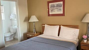 Room, 1 Queen Bed | Free WiFi, bed sheets