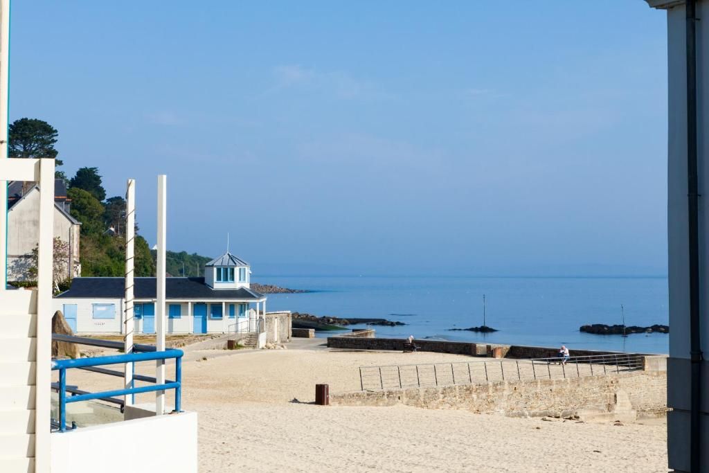 Una spiaggia con una torretta di salvataggio, sabbia fine e una vista libera sul mare.