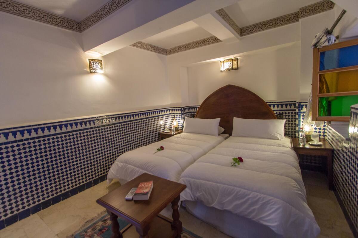 Habitación económica con 1 cama doble o 2 individuales | Ropa de cama de alta calidad, edredones de plumas, caja fuerte