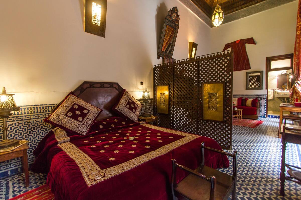 Suite Deluxe | Ropa de cama de alta calidad, edredones de plumas, caja fuerte