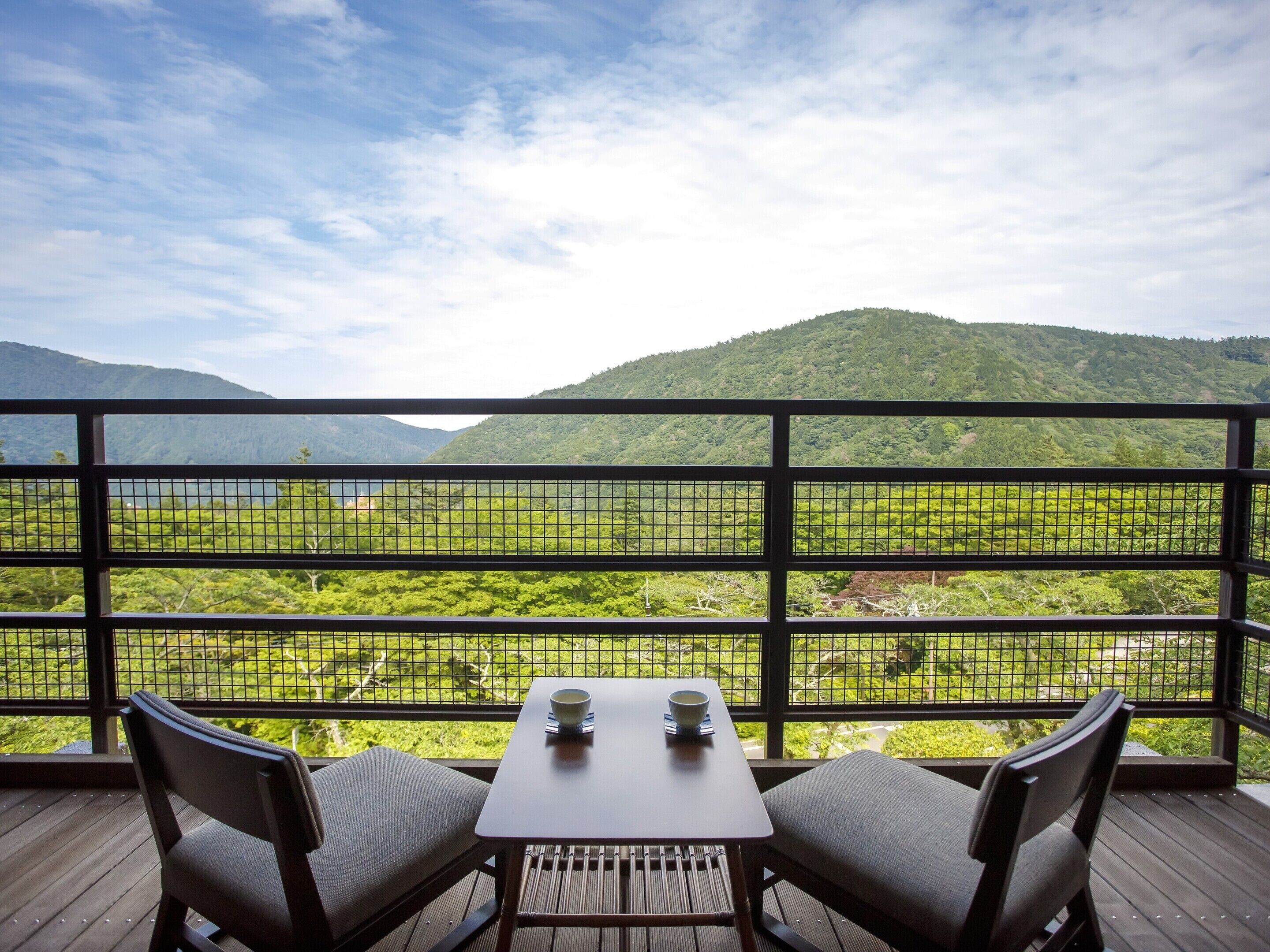 客房内保险箱、办公桌、免费 WiFi、床单