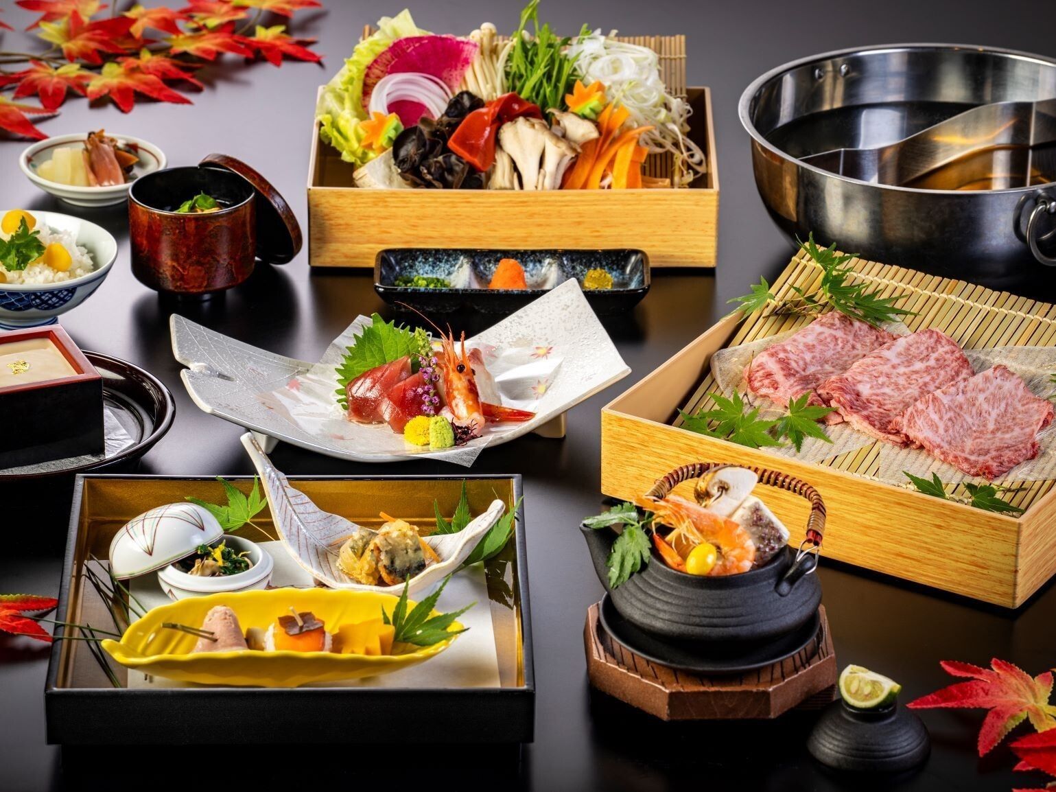 Diversos platos japoneses, como sushi y sashimi, dispuestos sobre una mesa junto a una tetera y una botella de sake.