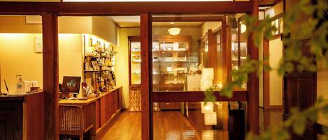 Una tienda tradicional japonesa con interiores de madera y un letrero en japonés.