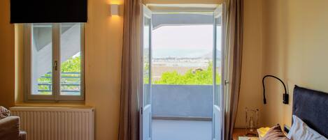 高级双人房 | 防过敏的被褥、客房内保险箱、特色装修、特色家居