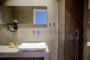 Junior Suite, Sea View | Bilik Mandi | Pancuran mandi, kelengkapan dandanan diri percuma, pengering rambut 