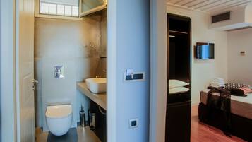 Economy Room | Hypo-allergenic bedding, in-room safe, individually decorated