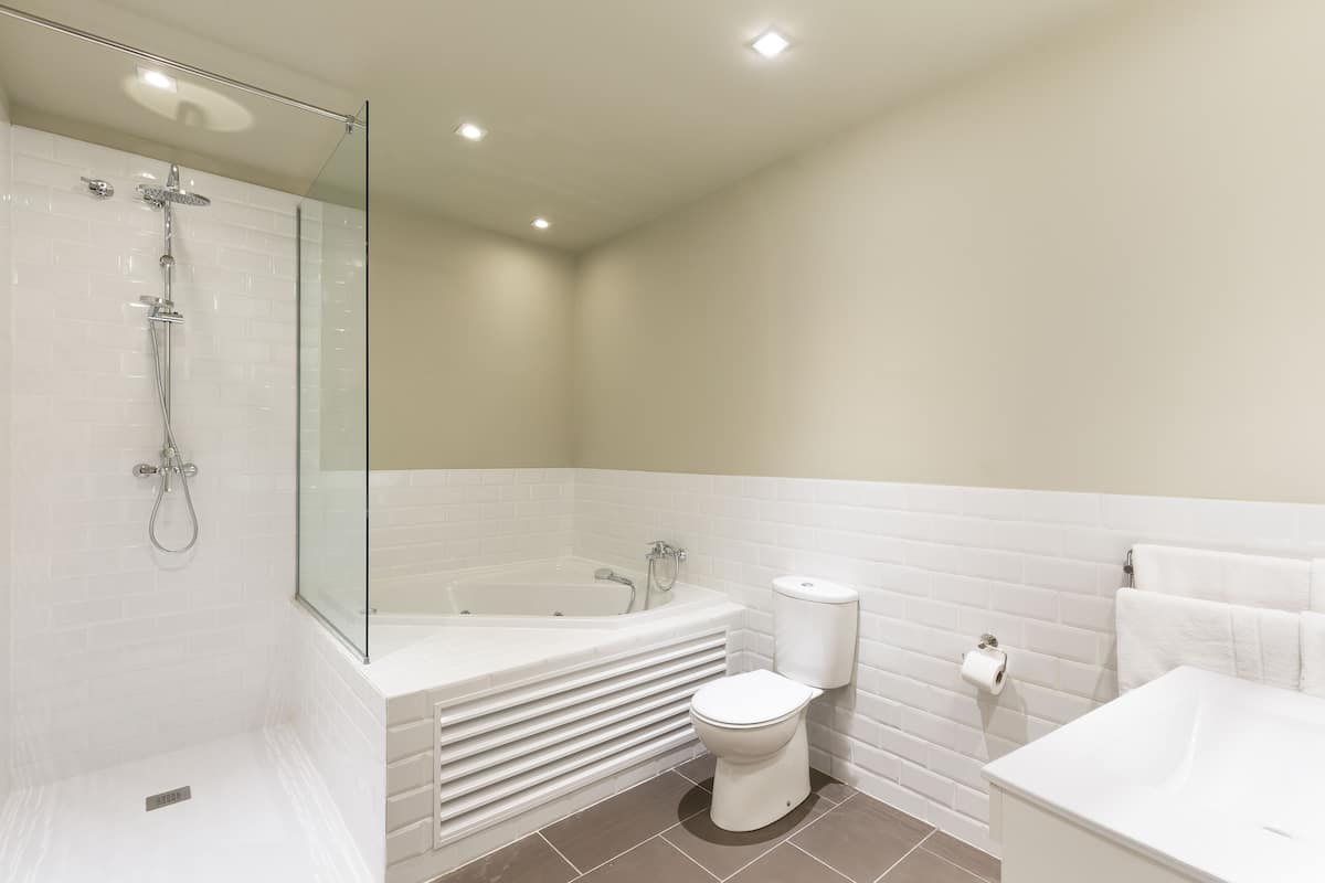 Suite estudio | Baño | Secador de pelo, suelo radiante, toallas y jabón