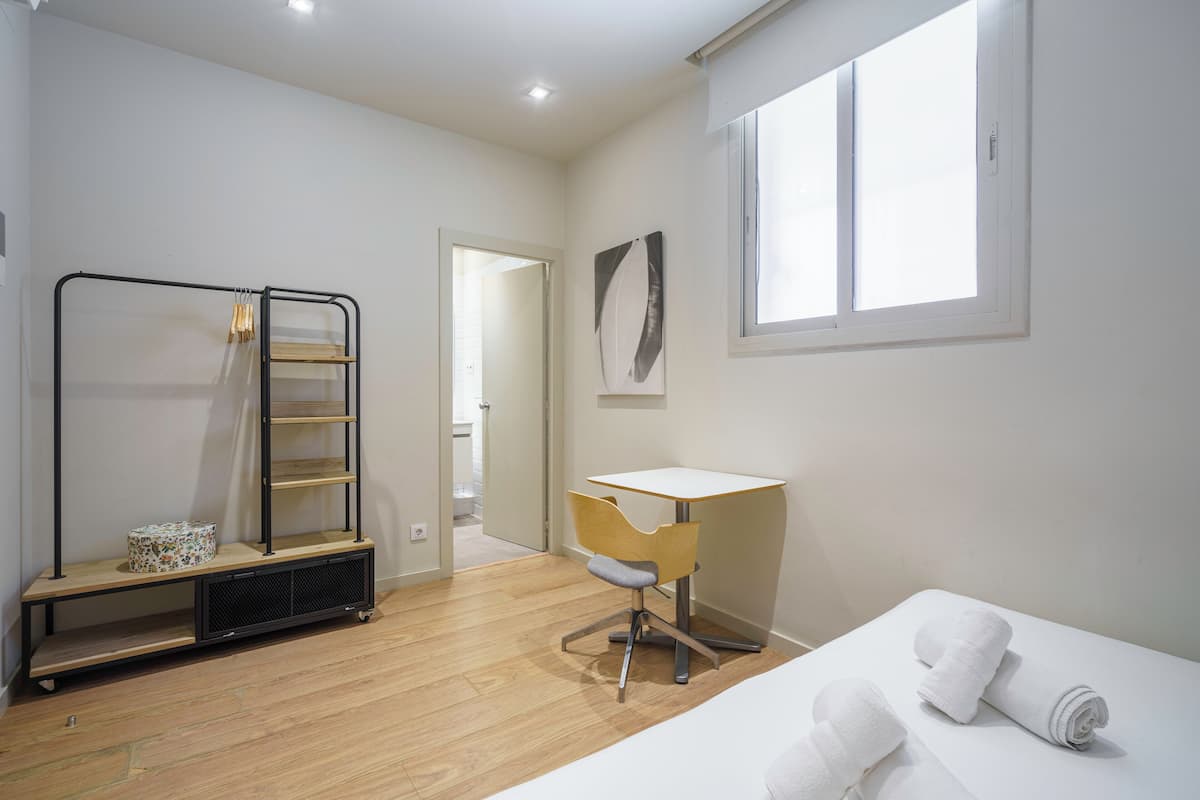 Habitación doble | Caja fuerte, espacio para trabajar con un portátil, wifi gratis