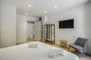 Deluxe Room | In-room safe, laptop workspace, free WiFi, bed sheets