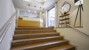 A staircase with wooden steps leading to a landing. - Ola Living Hostal Diagonal (Barcelona)