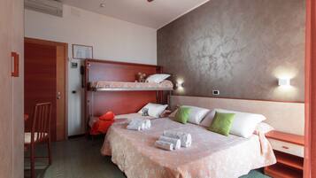 Habitación familiar | 1 habitación, caja de seguridad en la habitación y escritorio