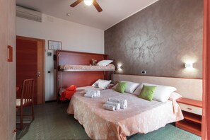 Chambre Familiale | 1 chambre, coffres-forts dans les chambres, bureau, lits bébé (gratuits)