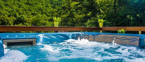 Outdoor spa tub