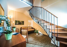 Mezzanin Apartment with balcony | Hypo-allergenic bedding, minibar, in-room safe, desk