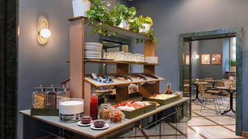 Petit déjeuner buffet (10 EUR par personne)