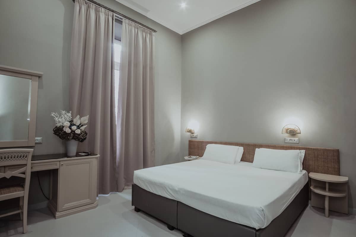 Kamer, 1 twee- of 2 eenpersoonsbedden | Een bureau, verduisterende gordijnen, gratis wifi, beddengoed