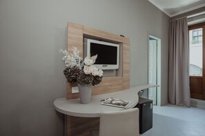 Escritorio, cortinas blackout, wifi gratis y ropa de cama 