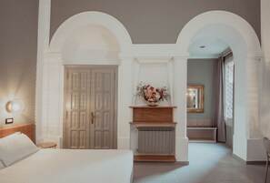 Family Room | Desk, blackout drapes, free WiFi, bed sheets