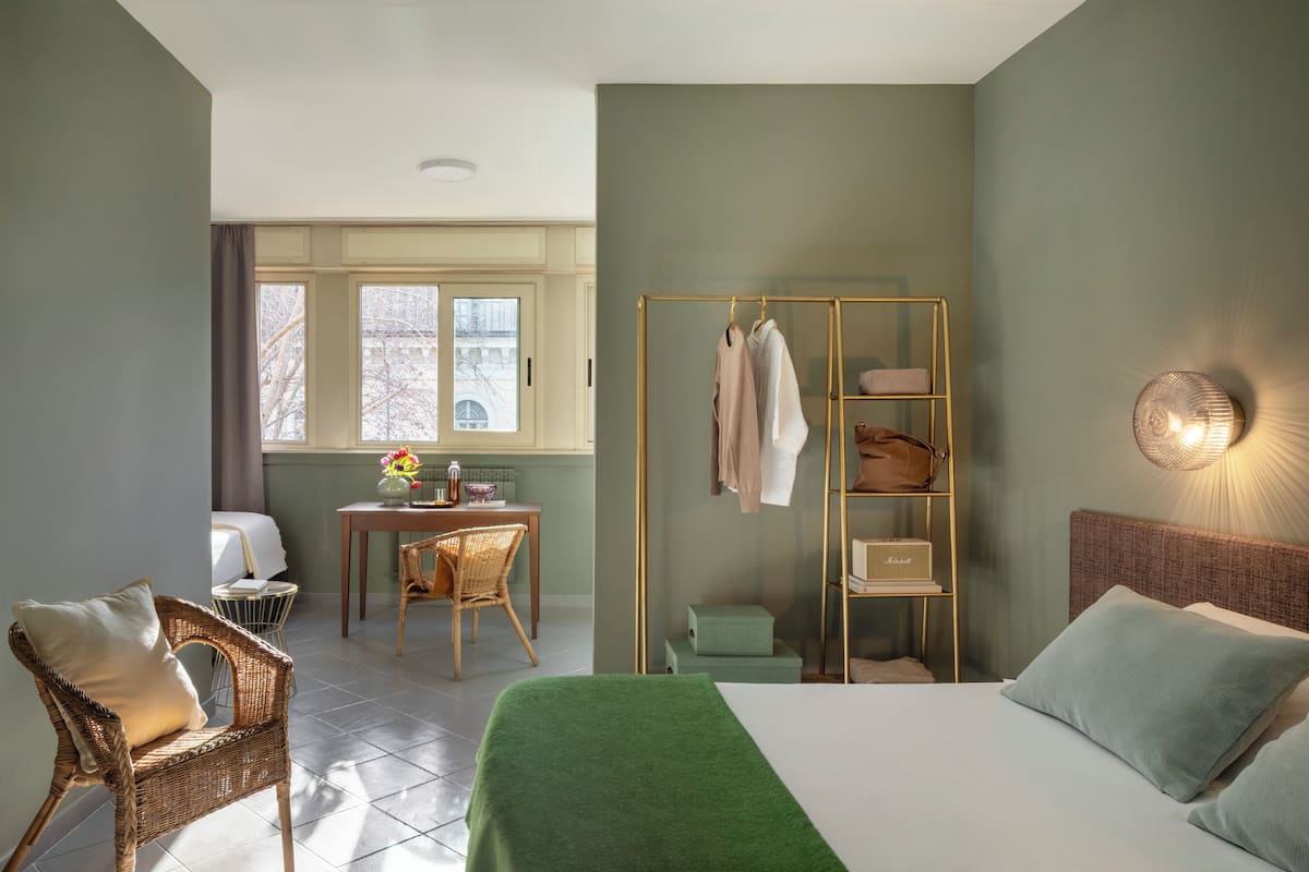 Family Room | Desk, blackout drapes, free WiFi, bed sheets