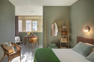 Family Room | Desk, blackout curtains, free WiFi, bed sheets