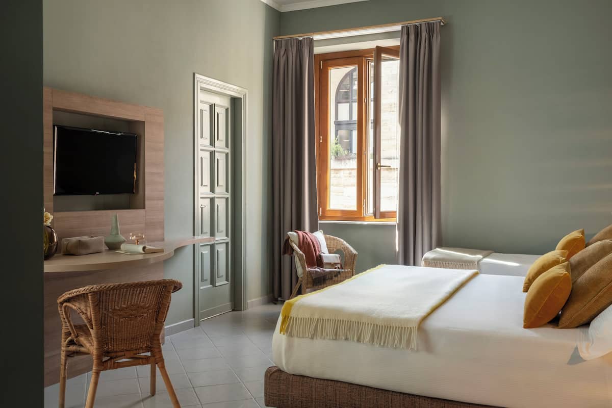 Triple Room | Desk, blackout drapes, free WiFi, bed sheets