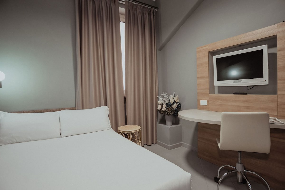 Bureau, rideaux occultants, Wi-Fi gratuit, draps fournis