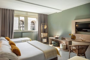 Værelse til 4 personer | Skrivebord, mørklægningsgardiner, gratis Wi-Fi, sengetøj