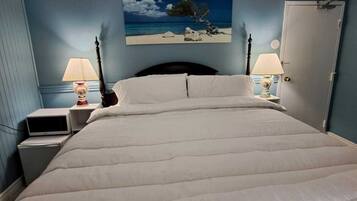 Classic Room, 1 Queen Bed | Individually decorated, iron/ironing board, free WiFi, bed sheets