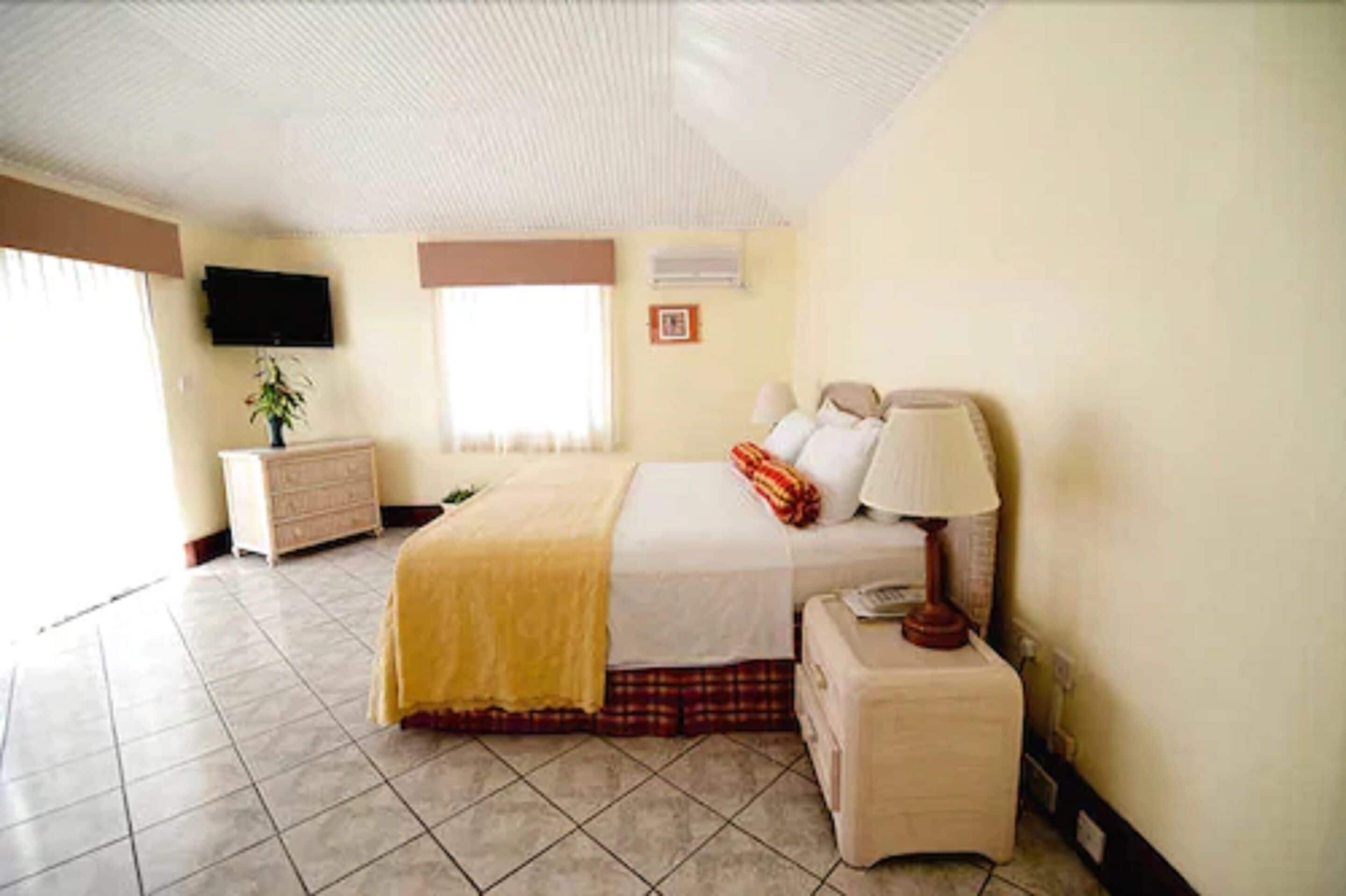 deluxe room, ocean view | in-room safe, desk, soundproofing, iron/ironing board
