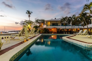 Piscina externa, espreguiçadeiras