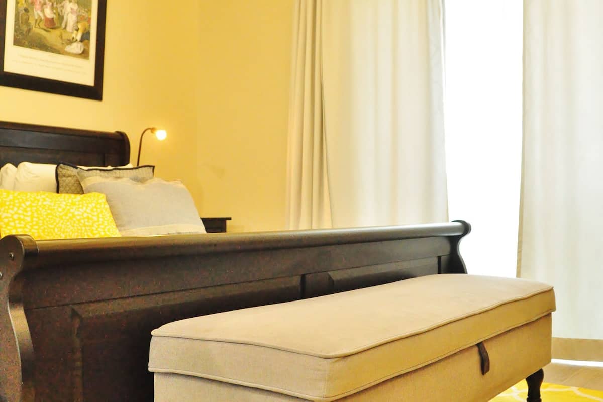 super deluxe king | in-room safe, desk, soundproofing, iron/ironing board