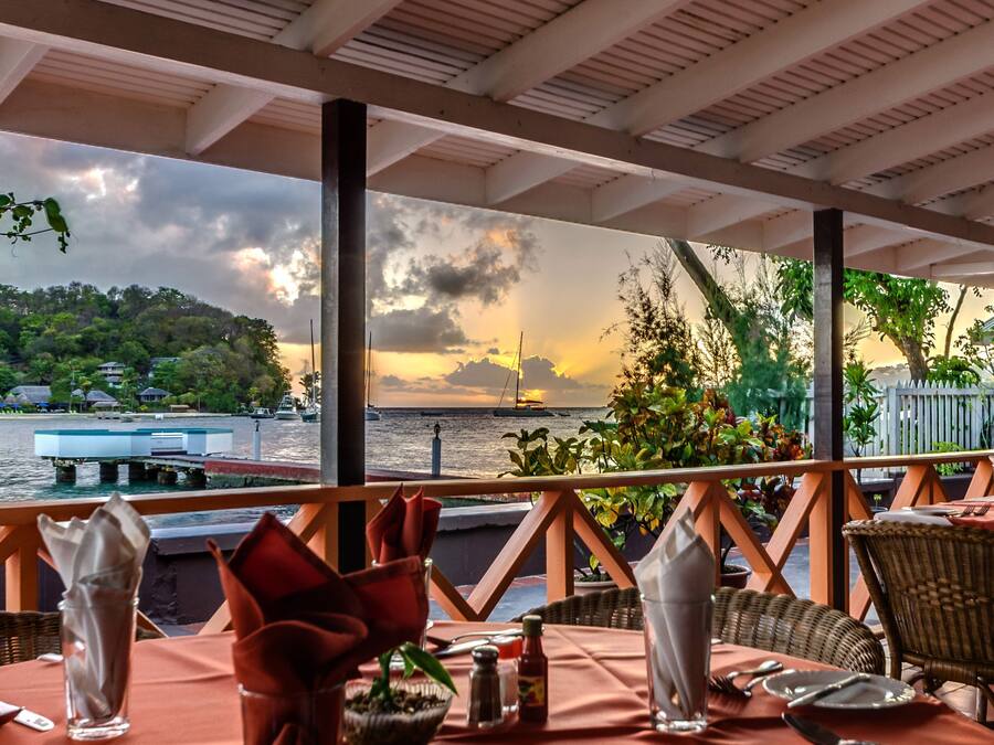 Breakfast, lunch, dinner served; international cuisine