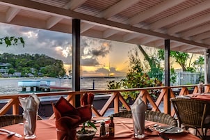 Café da manhã, almoço e jantar; culinária internacional