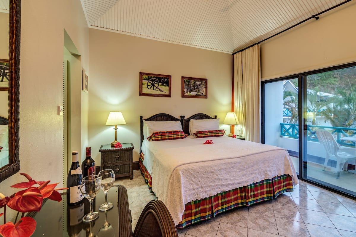 deluxe room, ocean view | in-room safe, desk, soundproofing, iron/ironing board