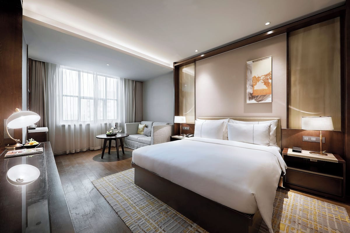 Deluxe tweepersoonskamer | Luxe beddengoed, een minibar, een kluis op de kamer, een bureau