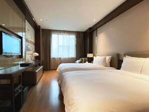 Kamar Twin Bisnis | Seprai premium, minibar, brankas, dan didekorasi berbeda-beda