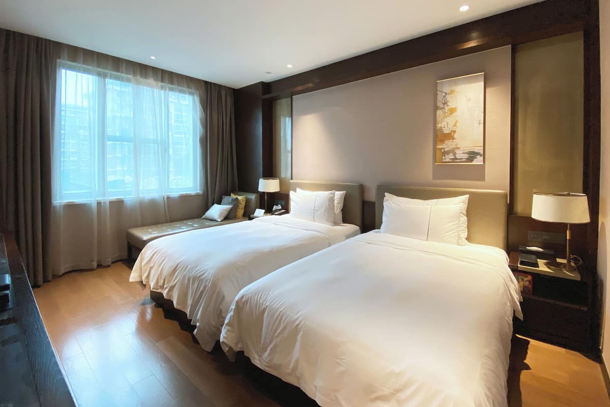 Deluxe Twin kamer | Luxe beddengoed, een minibar, een kluis op de kamer, een bureau