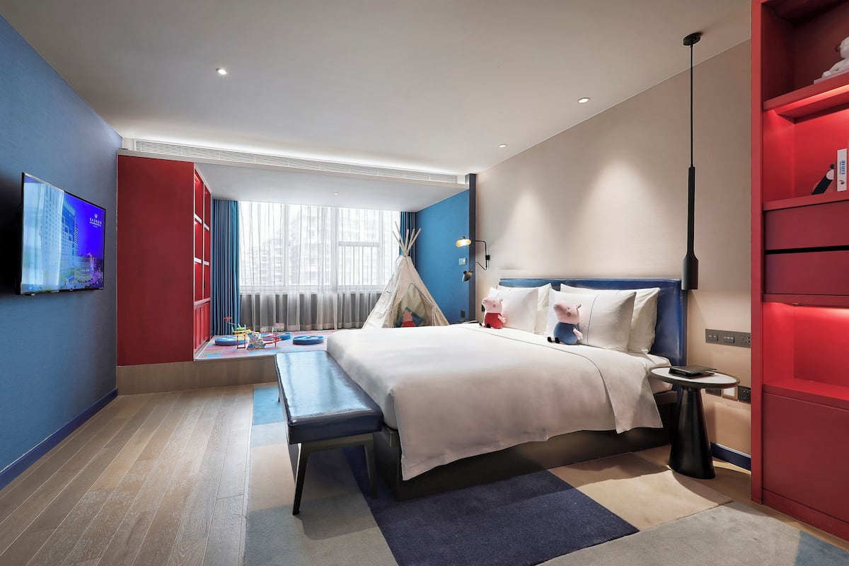 Familiekamer | Luxe beddengoed, een minibar, een kluis op de kamer, een bureau