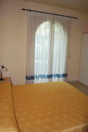 Double Room, Patio | In-room safe, individually decorated, individually furnished, desk - Villa Archegeta (Giardini Naxos)