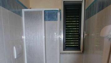 Doccia, set di cortesia gratuito, asciugacapelli, bidet