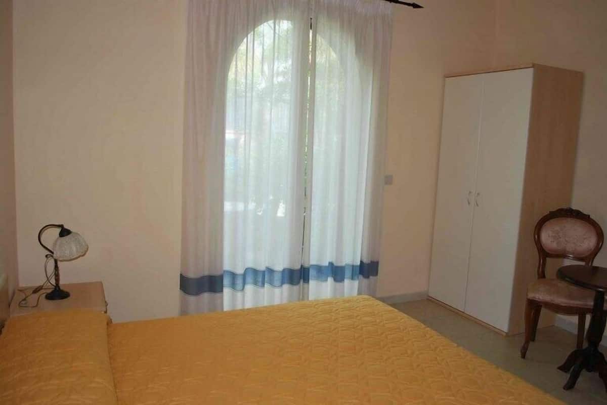 Double Room | In-room safe, individually decorated, individually furnished, desk