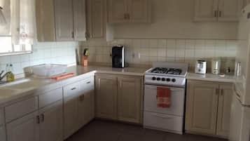 Geladeira grande, micro-ondas, cooktop, cafeteira/chaleira