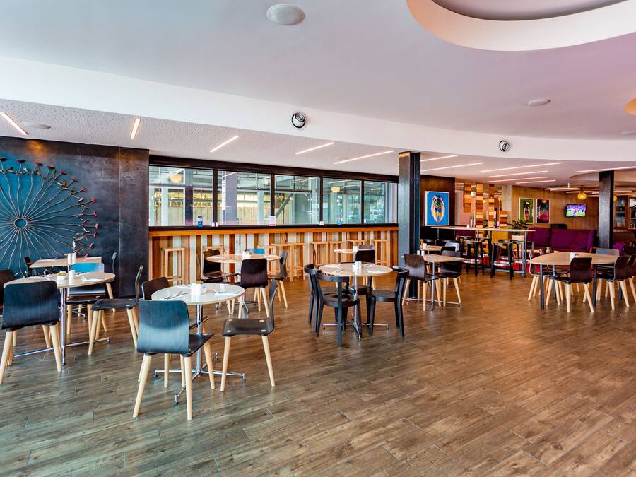 Daily buffet breakfast (NZD 25.00 per person)