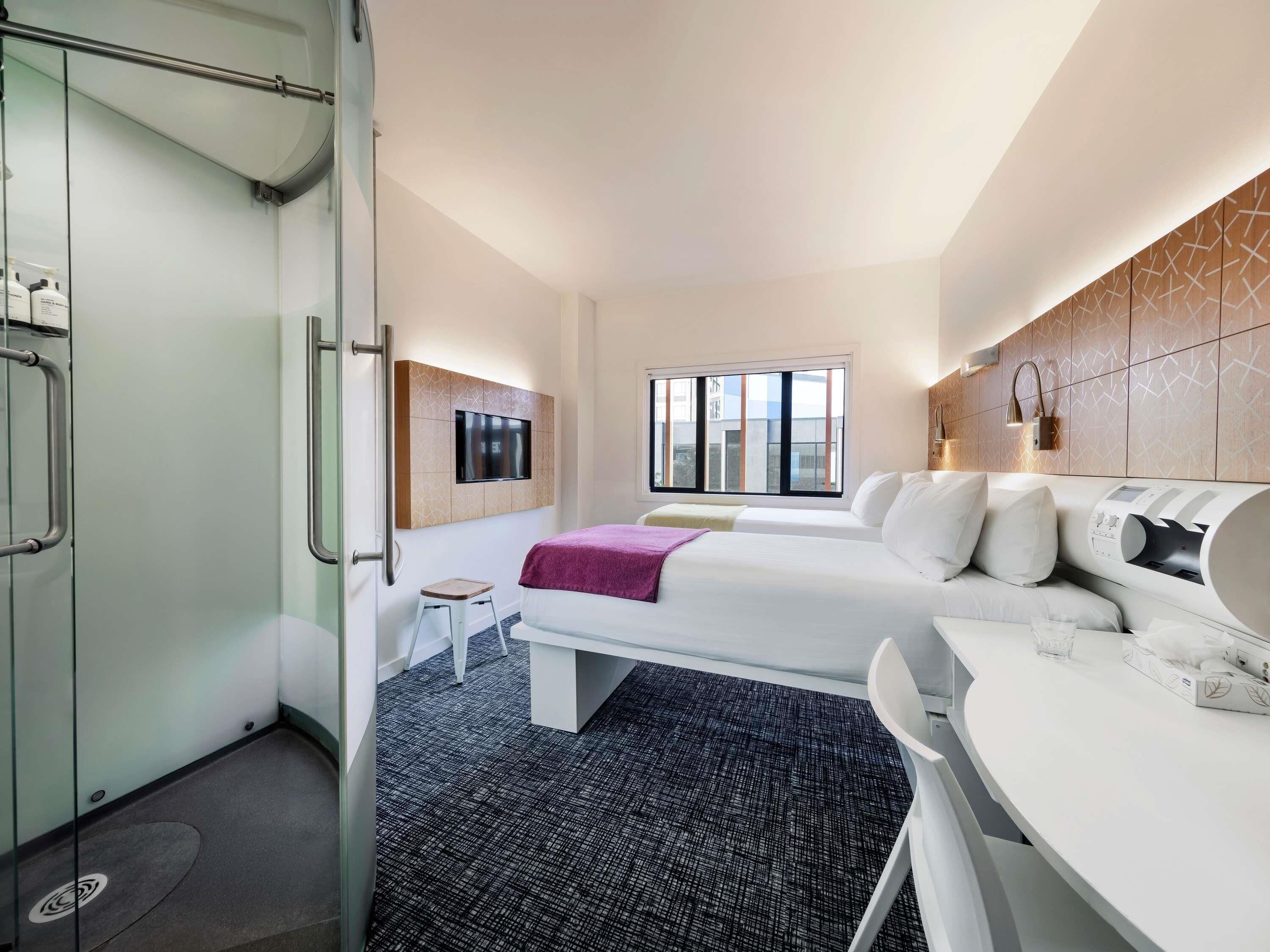 Habitación estándar con 2 camas individuales | Ropa de cama de alta calidad y colchones con acolchado adicional