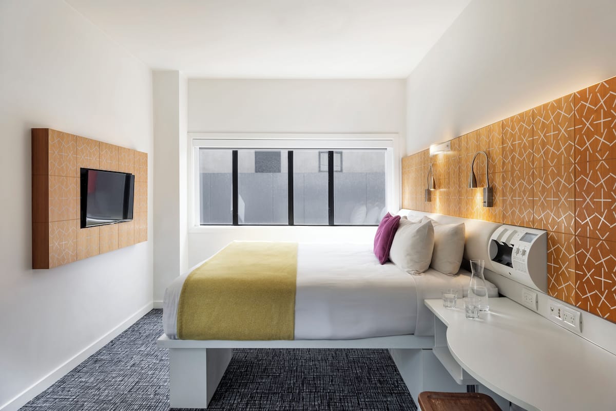 Standard Room, 1 King Bed | Premium bedding, pillowtop beds, free WiFi, bed sheets