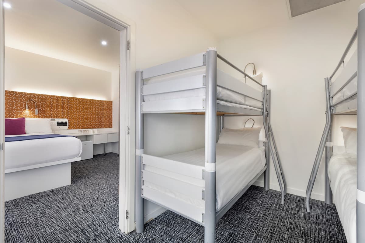 Familjerum - flera sängar (City Urban) | Sängtillbehör av högsta kvalitet, bäddmadrasser och gratis wi-fi