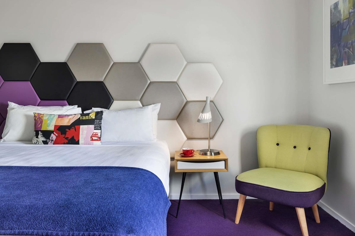 Premium Room, 1 King Bed | Premium bedding, pillowtop beds, free WiFi, bed sheets