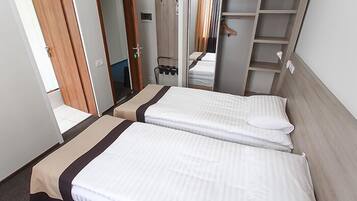 Habitación estándar con 2 camas individuales | Caja de seguridad en la habitación, escritorio y wifi gratis