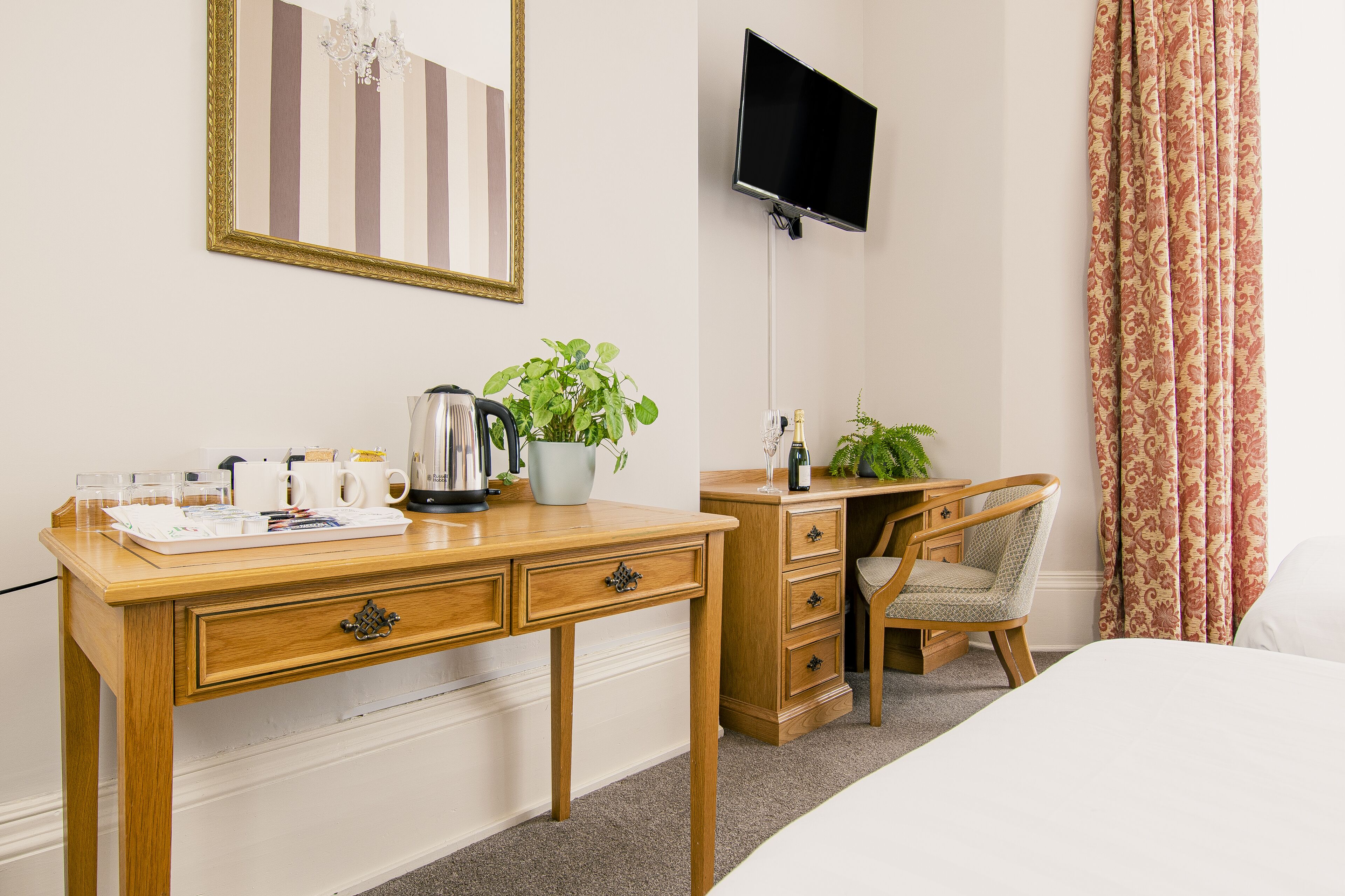 1 bedroom, desk, free wifi